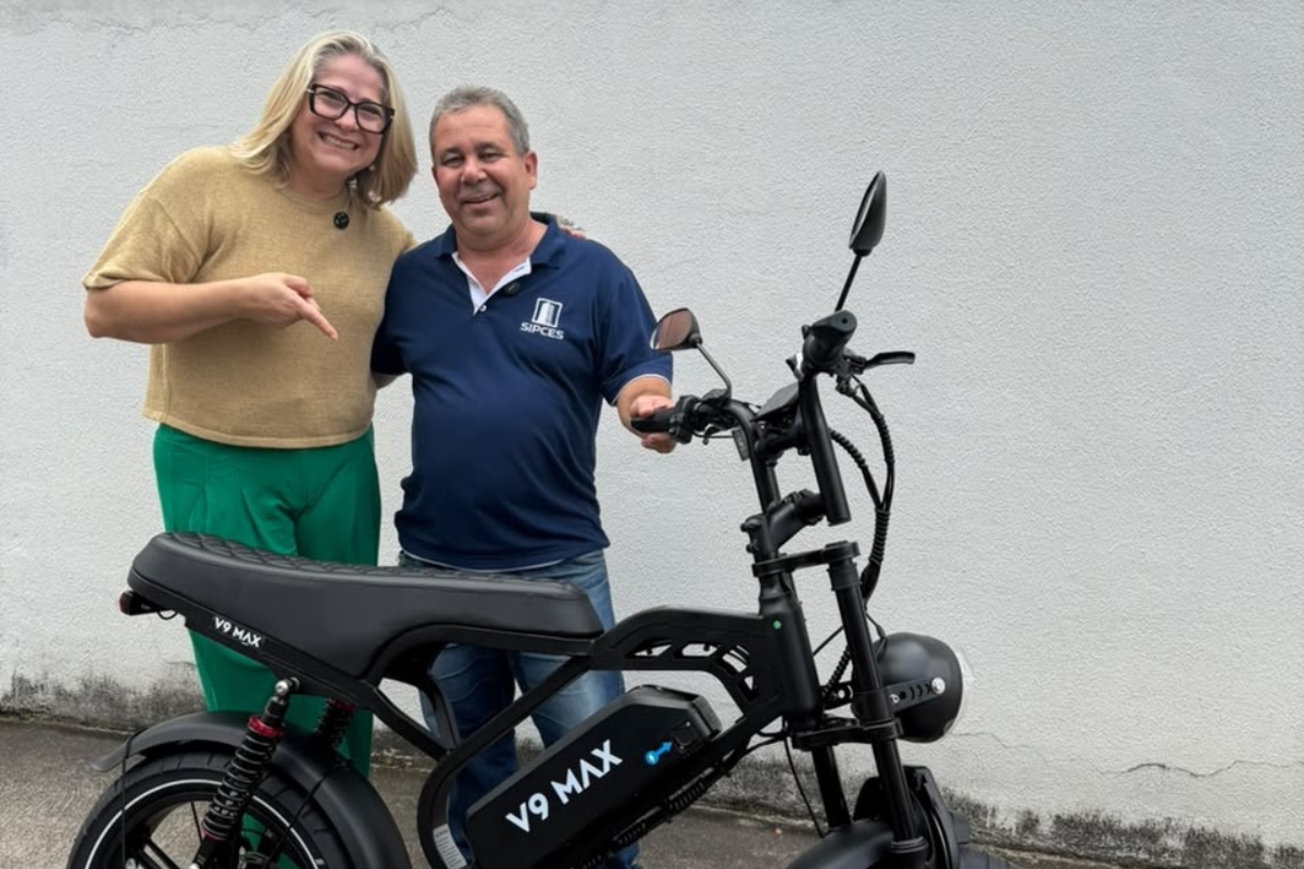 SIPCES entrega bicicleta elétrica à síndica sorteada durante a Expo Condomínio Completo 2026